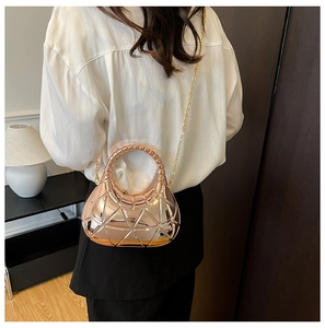 Détail du sac à bandoulière géométrique or rose avec tuiles métalliques et chaîne