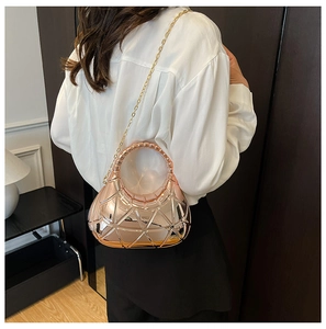 Vue latérale du sac or rose métallisé avec gaufrage géométrique en forme de triangle