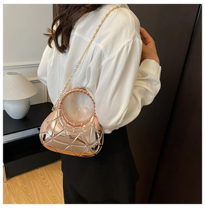 Détail du sac de soirée géométrique or rose avec fini miroir et poignée ronde