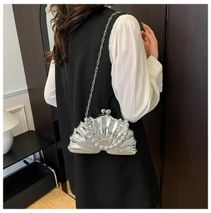 Gros plan détaillé du sac de soirée argenté en forme de coquille avec perles