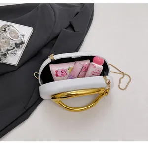 Vista interna de un bolso de fiesta ovalado blanco que muestra espacio para maquillaje