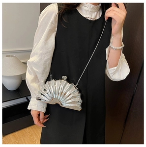 Sac de soirée argenté en forme de coquille avec fermoir perle et chaîne