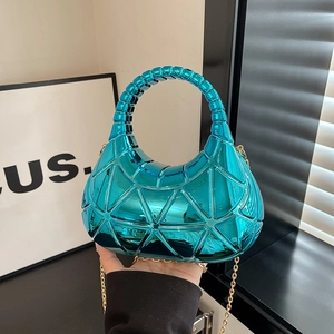 Sac hobo bleu métallisé avec texture géométrique triangle et chaîne dorée