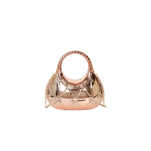 Sac à bandoulière géométrique or rose avec poignée ronde et fini métallique
