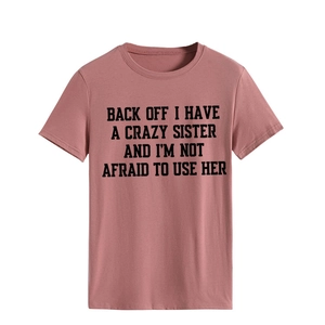 Camiseta rosa de cuello redondo con estampado de eslogan en texto negro llamativo