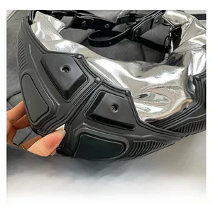 Vista macro che mostra il tessuto metallico argento futuristico con dettagli neri industriali
