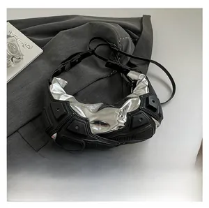Dettaglio borsa metallizzata argento con struttura geometrica nera dal design futuristico