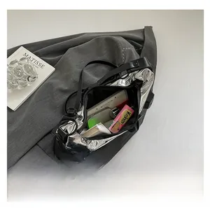 Vista interna della borsa tote argento metallizzato che mostra l'ampia capacità interna