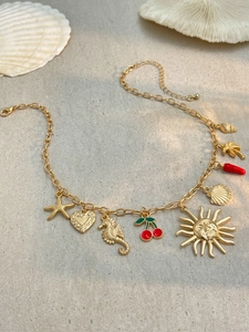 Dettaglio della collana oceano dorata con stella marina, cavalluccio e conchiglie
