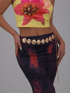 Detailed view of the golden shell-shaped metal chain belt with grooved texture and links