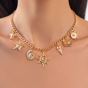 Collana Bohemian in Lega di Ferro Oro Con Pendenti Multipli Stella Marina Conchiglia Sole Tartaruga Cavalluccio Marino Donna