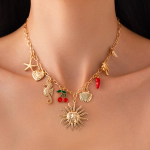 Collana dorata a tema marino con ciondoli a forma di stella marina e conchiglia