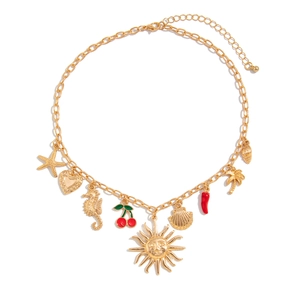 Collana dorata a tema oceano con ciondoli a stella marina, conchiglia e palma su bianco