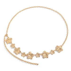 Chaîne de taille dorée avec huit fleurs de mer métalliques sur une ceinture à maillons chic