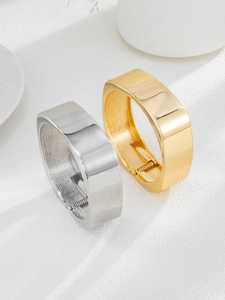 Vue détaillée des bracelets carrés polis en or et argent avec charnière articulée