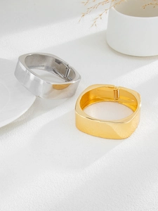 Détail de bracelets manchettes géométriques carrés avec finitions polies or et argent