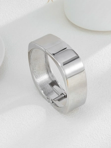 Vue détaillée d'un bracelet large argenté avec fermoir à charnière et finition miroir