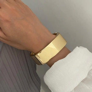 Bracelet manchette large doré poli au design géométrique minimaliste et miroitant