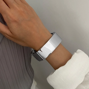 Bracelet manchette géométrique large en argent avec finition miroir sur le poignet