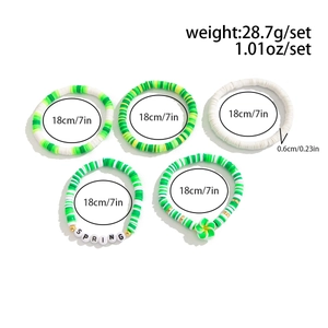 Detailansicht 5er-Set grüne Heishi-Armbänder mit SPRING-Buchstaben und Blumen-Anhänger