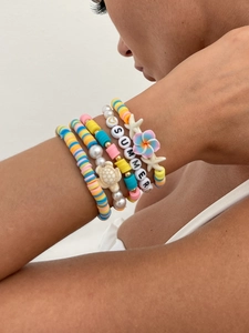 Details mehrlagiger Sommer Heishi Perlenarmbänder mit Perlenanhängern und Seestern Muscheln