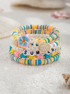 Detail eines bunten Polymer-Ton-Armbands mit Seestern, Schildkröte und SUMMER-Anhängern