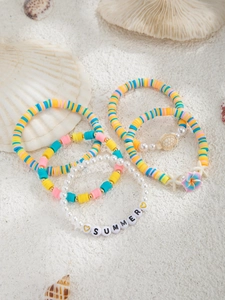 Detail von 5-teiliges Boho-Armband-Set mit SUMMER-Perlen auf feinem weißem Strandsand