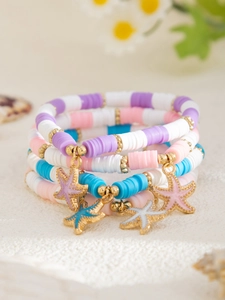 Detail von vierteiligen Boho-Armbändern mit bunten Tonperlen und Seestern-Anhänger