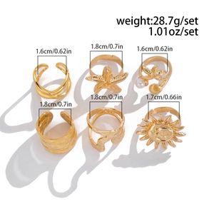 Detailansicht eines sechsteiligen goldenen Ring-Sets mit Sonnen- und Seestern-Motiven