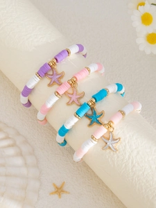 Detail von vier bunten Ozean-Polymer-Ton-Armbändern mit goldenen Seestern-Anhängern