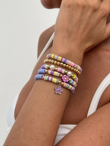 Detail von 5-teiligem Boho-Armbandset mit bunten Fimo-Perlen und goldenen Akzenten