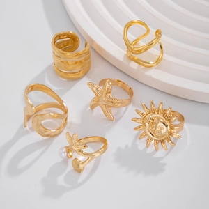 Detailansicht Goldring-Set mit Seestern, Sonnentotem, Perle und S925-Gravur