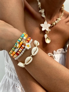 Detailansicht des Boho-Schmucksets mit bunten Tonperlen und natürlichen Seemuscheln