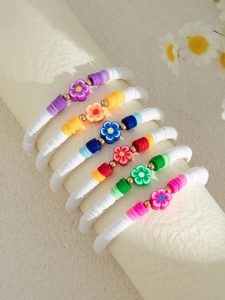 6er-Set bunte Heishi-Armbänder aus Polymer-Ton mit Blumenanhängern auf Display
