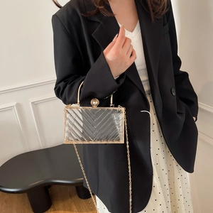 Transparente Acryl-Clutch mit Chevron-Muster und elegantem Perlenverschluss für Damen