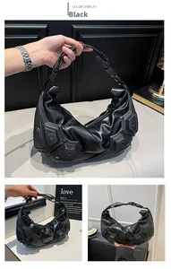 Dettaglio borsa hobo nera plissettata con inserti geometrici 3D sul fondo borsa