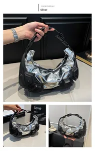 Dettaglio borsa a spalla argento metallizzato con bordi neri strutturati stile futuristico