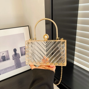 Detail der Acryl-Abendtasche mit V-Gravur, Goldkette und Perlen-Strass-Verschluss