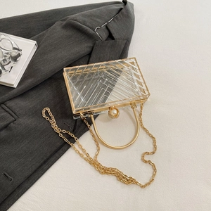 Detailansicht der Acryl-Abendtasche mit Streifenmuster, Perlenverschluss und Goldkette