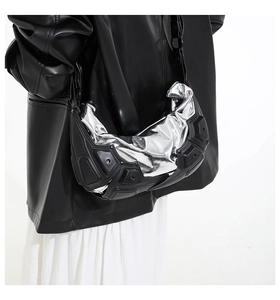 Borsa a spalla stile cyberpunk con pieghe metalliche argento e base nera strutturata