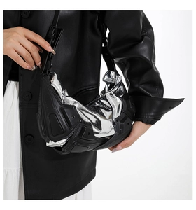 Dettaglio della borsa sottobraccio metallizzata argento con struttura geometrica nera