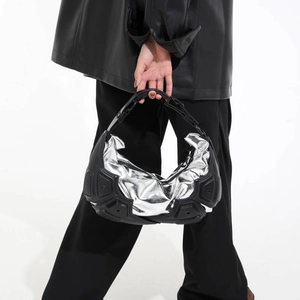 Borsa sottobraccio argento metallizzato con dettagli geometrici neri e manico regolabile