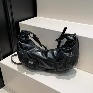 Borsa hobo nera futuristica con struttura geometrica e finitura in pelle lucida