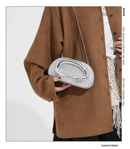 Pochette de soirée argentée en strass avec poignée en métal ronde et chaîne sur modèle