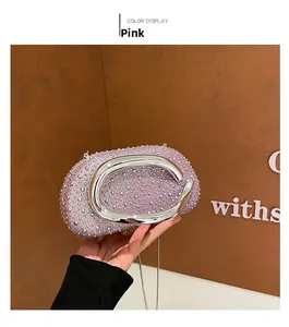 Pochette de soirée rose avec strass brillants et détail de poignée métallique