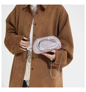 Pochette rose en strass avec poignée métallique en D et bandoulière argentée