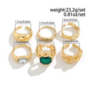 Detailweergave van 6-delige gouden ringenset met gewichten en diameters op beige basis
