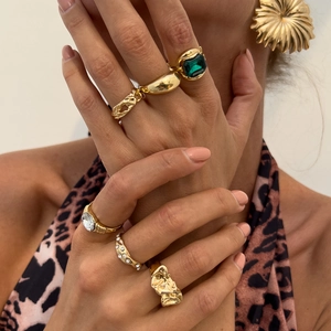 Retro gouden sieradenset met smaragden ringen en bloemoorbellen in vintage stijl