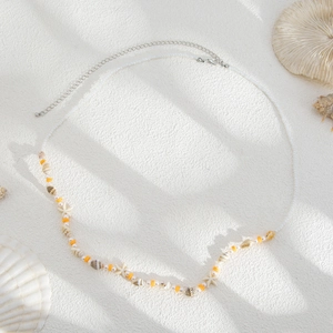 Détail de la chaîne de corps de plage avec perles, coquillages, étoiles de mer et fermoir