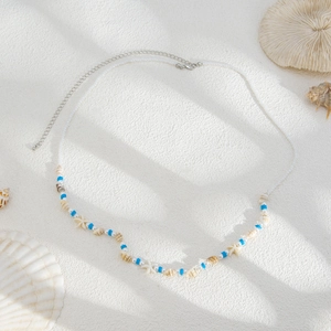 Détail de la chaîne de taille en perles avec coquillages naturels et étoile de mer